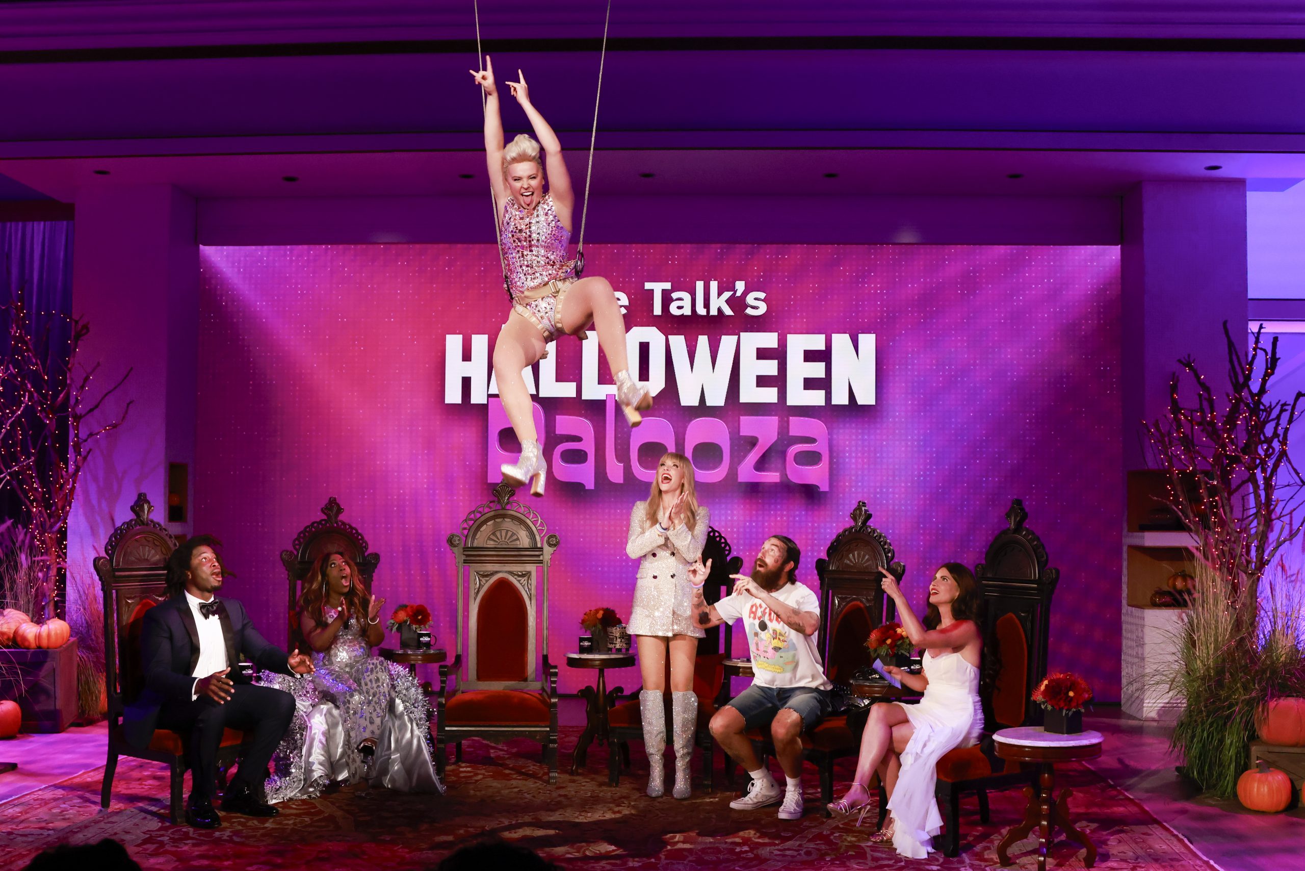Trick or Treat - It's THE TALK’s Halloween Palooza! The hosts transform into today’s hottest music superstars Tuesday, October 31, 2023, on the CBS Television Network and Paramount+. Pictured: Akbar Gbajabiamila, Sheryl Underwood, Jojo Siwa, Taylor Swift (Amanda Kloots), Jerry O’Connell and Natalie Morales. Photo: Sonja Flemming/CBS ©2023 CBS Broadcasting, Inc. All Rights Reserved.