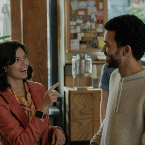 THE AMERICAN SOCIETY OF MAGICAL NEGROES (2024) (L to R) An-Li Bogan as "Lizzie" and Justice Smith as "Aren" in director Kobi Libii's THE AMERICAN SOCIETY OF MAGICAL NEGROES, a Focus Features release. Credit: Tobin Yelland / Focus Features