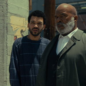 (L to R) Justice Smith stars as "Aren" and David Alan Grier stars as "Roger" in writer/director Kobi Libii's THE AMERICAN SOCIETY OF MAGICAL NEGROES, a Focus Features release. Credit: Courtesy of Focus Features