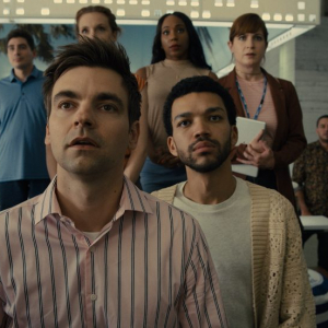 THE AMERICAN SOCIETY OF MAGICAL NEGROES (2024) (L to R) Drew Tarver stars as "Jason" and Justice Smith stars as "Aren" in writer/director Kobi Libii's THE AMERICAN SOCIETY OF MAGICAL NEGROES, a Focus Features release. Credit: Courtesy of Focus Features