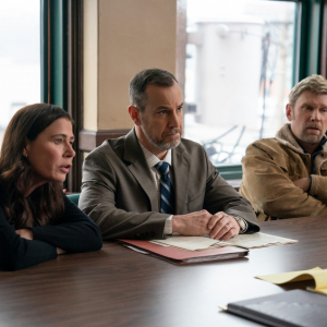 Maura Tierney (‘Grace Poe’), Jon Osbeck (‘Billy’s Lawyer’) and Mark Pellegrino (‘Virgil Poe’) in American Rust: Broken Justice/Credit: Dennis Mong/Prime Video /Copyright: Amazon MGM Studios