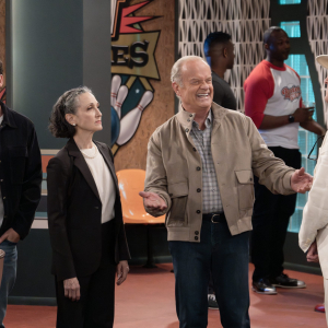 Freddy’s Birthday L-R: Jack Cutmore-Scott as Freddy Crane, Bebe Neuwirth as Dr. Lilith Sternin, Kelsey Grammer as Frasier Crane and Nicholas Lyndhurst as Alan, in Frasier, episode 7, season 1 streaming on Paramount+, 2023. Photo credit: Chris Haston/Paramount+