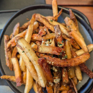 Garlic Fries with Aioli Dipping Sauce