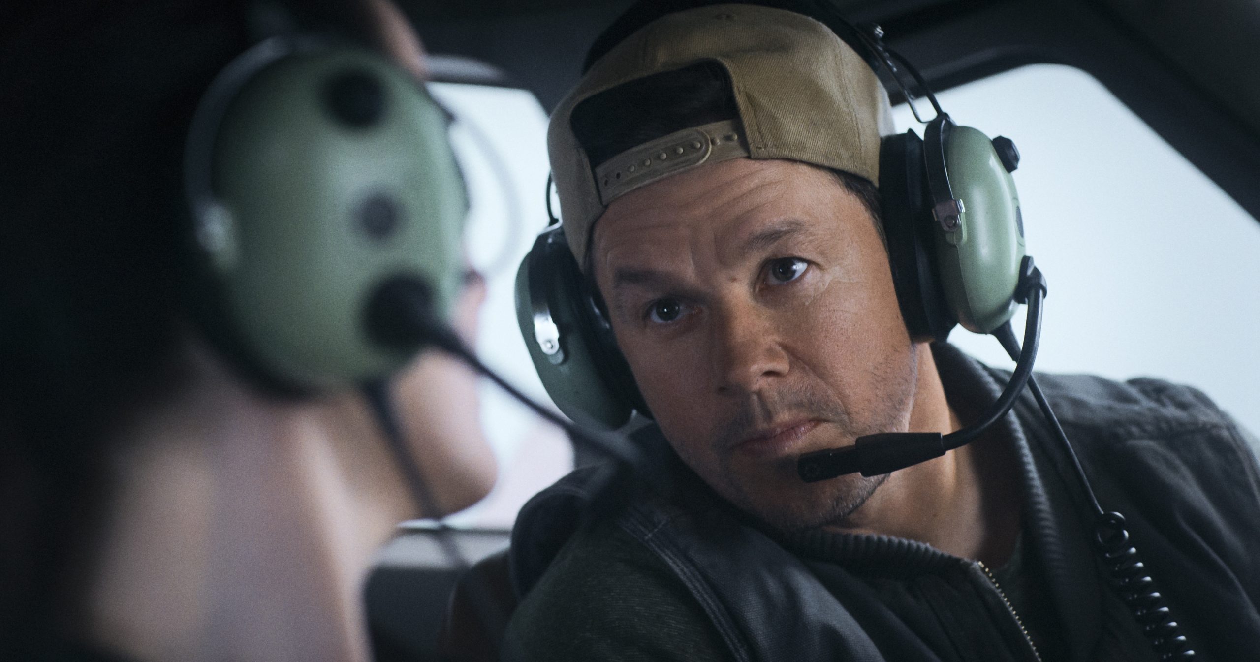 Michelle Dockery as Madolyn and Mark Wahlberg as Daryl in Flight Risk. Photo Credit: Courtesy of Lionsgate