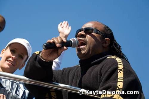 1/14/07 Stevie Wonder performs on top of a