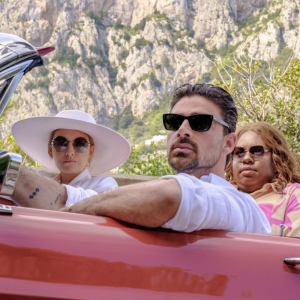 (L to R) Emily (Blake LIvely), Dante (Michele Morrone), Vicky (Alex Newell) and Stephanie (Anna Kendrick) in ANOTHER SIMPLE FAVOR. © 2025 Amazon Content Services/ Photo Credit-Lorenzo Sisti